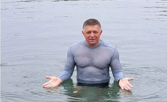 Фицо влезе в ледените води на Дунав, за да опровергае спекулациите за здравето си Фицо влезе в ледените води на Дунав, за да опровергае спекулациите за здравето си