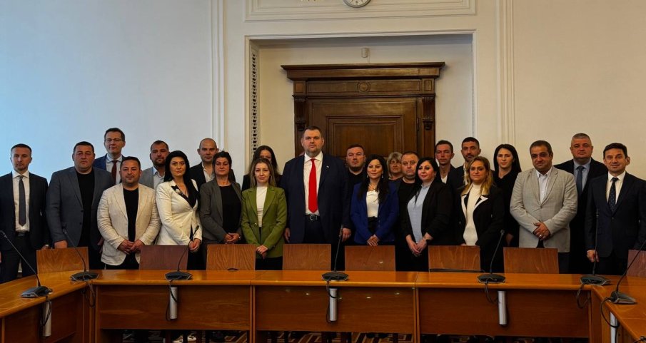 Пеевски проведе работна среща с кметове и общински съветници от Разград Пеевски проведе работна среща с кметове и общински съветници от Разград