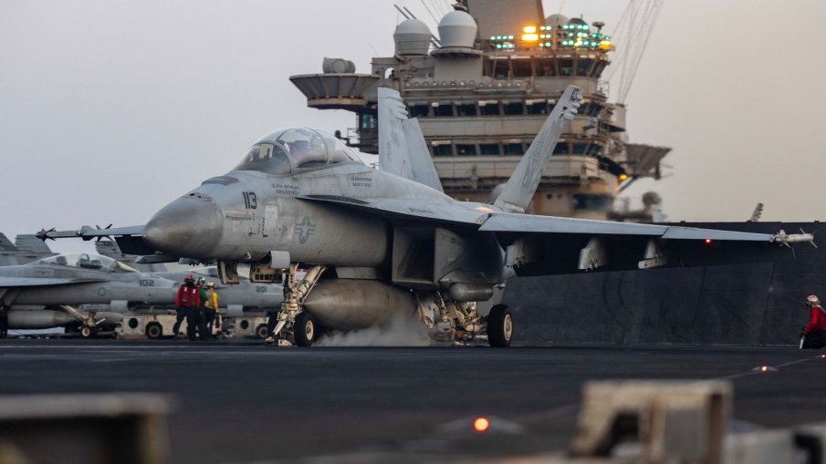 Американски F/A-18 Super Hornet пропусна самолетоносача си, цопна в морето Американски F/A-18 Super Hornet пропусна самолетоносача си, цопна в морето