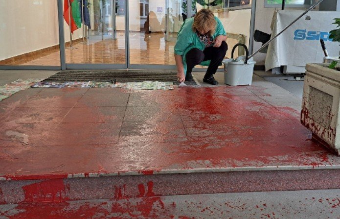 Заляха с червена боя Министерството на културата, има задържан