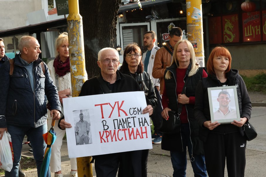 Две години от трагичната катастрофа: Десетки на протест в памет на Ани и Явор (СНИМКИ) Две години от трагичната катастрофа: Десетки на протест в памет на Ани и Явор (СНИМКИ)