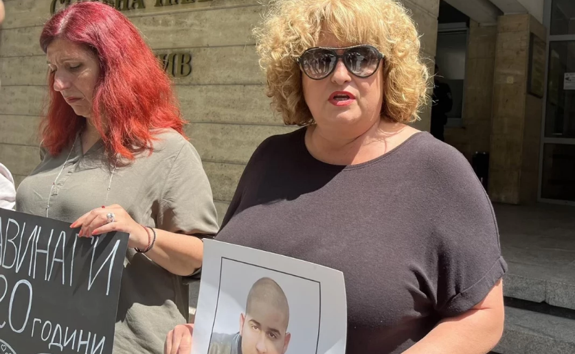 Майката на убит моторист през сълзи: Шокирана съм! Толкова ли струва животът на нашите деца - условна присъда Майката на убит моторист през сълзи: Шокирана съм! Толкова ли струва животът на нашите деца - условна присъда