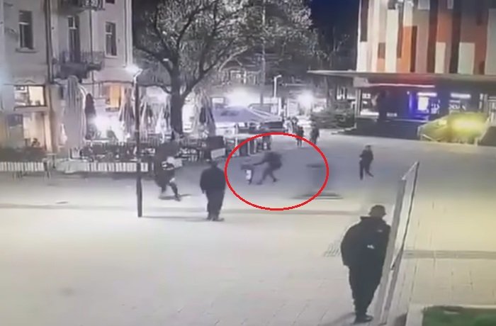 Мъж спаси дете на сантиметри от летяща тротинетка, един човек беше блъснат (ВИДЕО) Мъж спаси дете на сантиметри от летяща тротинетка, един човек беше блъснат (ВИДЕО)