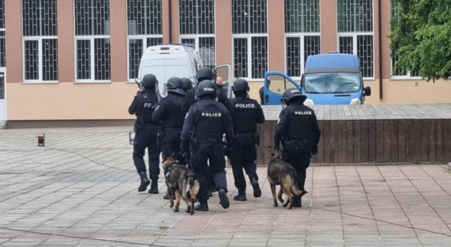 ЗРЕЛИЩНО ЗА 8 МИНУТИ: Евакуираха най-голямото училище в Бургас в антитерористично учение ЗРЕЛИЩНО ЗА 8 МИНУТИ: Евакуираха най-голямото училище в Бургас в антитерористично учение