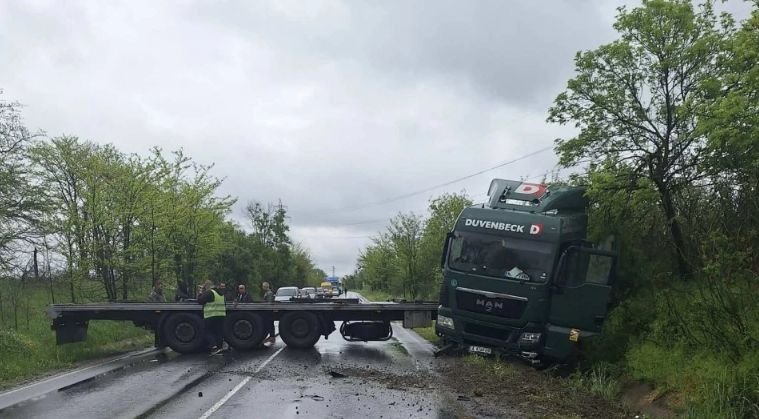 ТИР се завъртя и блокира пътя Бургас - Средец
