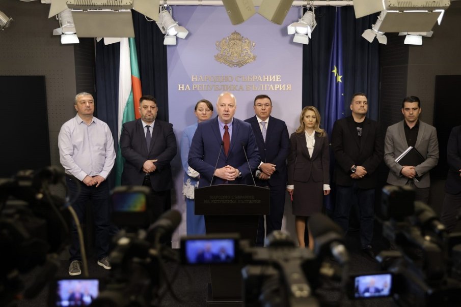 Премиерът Желязков и управителят на БНБ подписаха позиция в подкрепа на въвеждане на еврото в България от 1 януари 2026 г. Премиерът Желязков и управителят на БНБ подписаха позиция в подкрепа на въвеждане на еврото в България от 1 януари 2026 г.