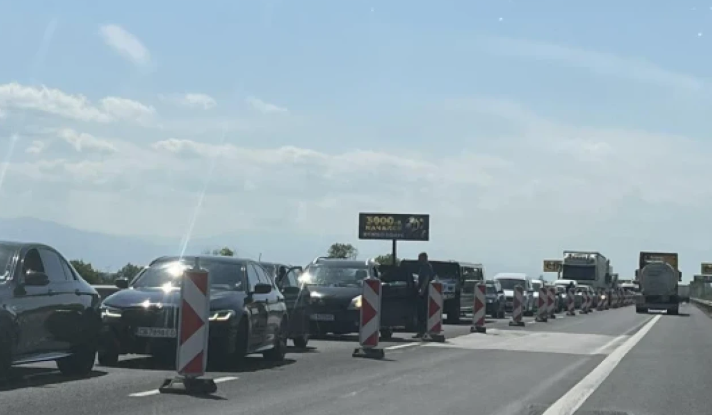 Кошмар на АМ Тракия, тапата е 50 километра, има катастрофа с линейка (ОБНОВЕНА/СНИМКА) Кошмар на АМ Тракия, тапата е 50 километра, има катастрофа с линейка (ОБНОВЕНА/СНИМКА)