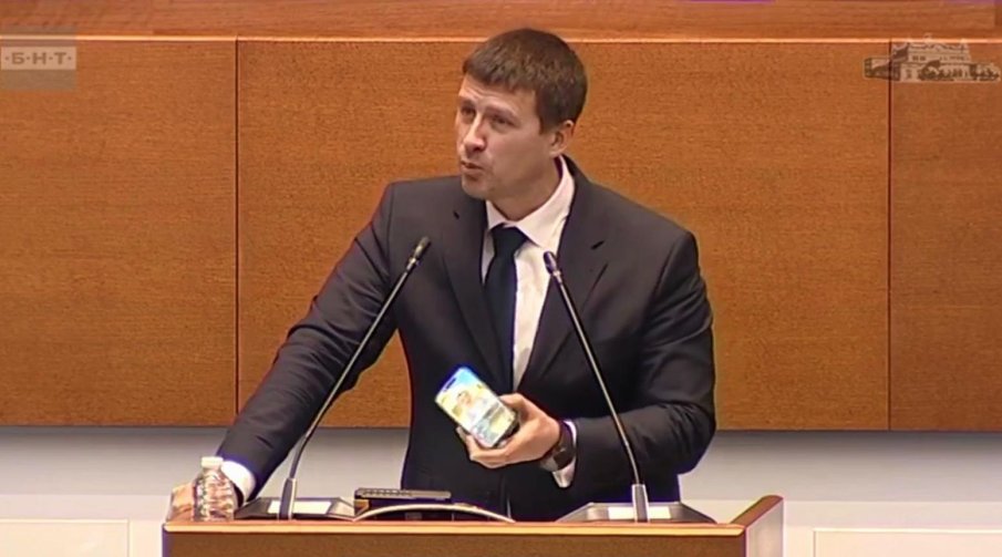 СТАВА ЗАРАЗНО: Нов шпионин в парламента - креслив лидер на опозиционна партия записва колегите си (ВИДЕО) СТАВА ЗАРАЗНО: Нов шпионин в парламента - креслив лидер на опозиционна партия записва колегите си (ВИДЕО)