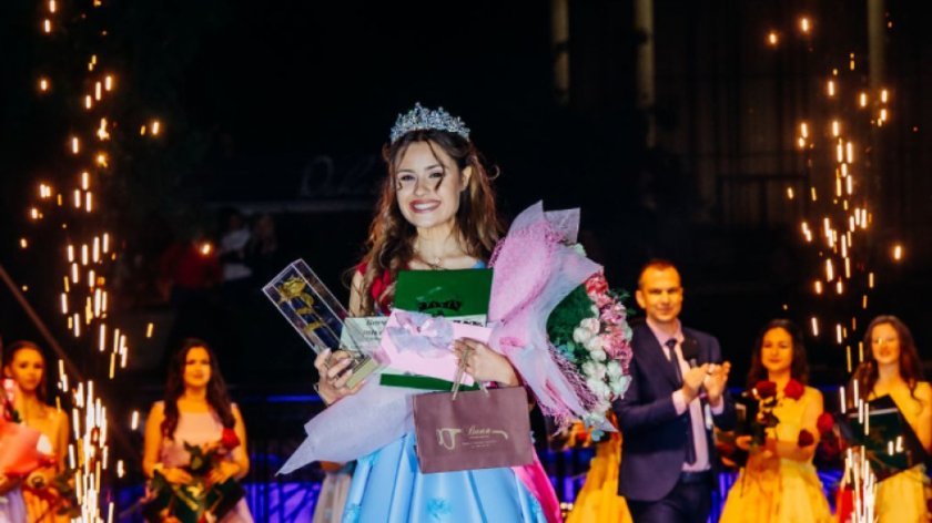 Ето я 16-годишната Царица на розата в Карлово