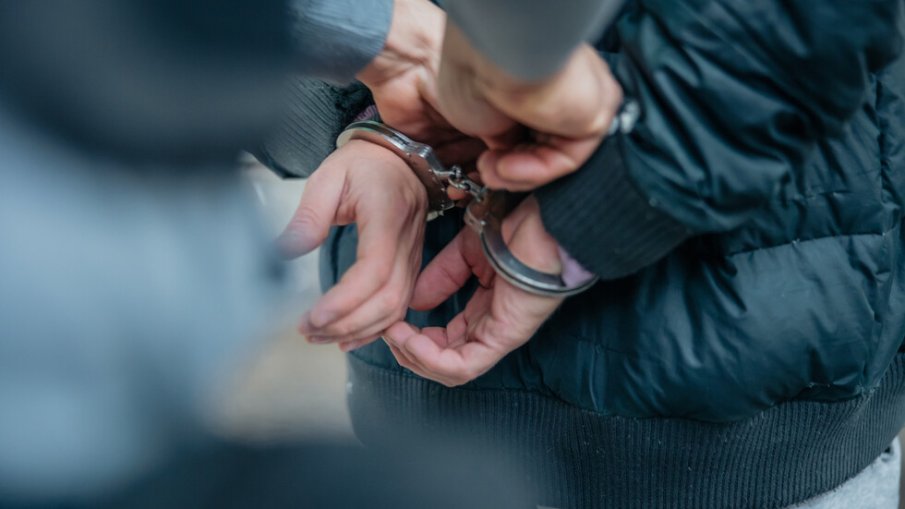 Обвиниха двама за грабеж и връзване със „свински опашки“ възрастни жени