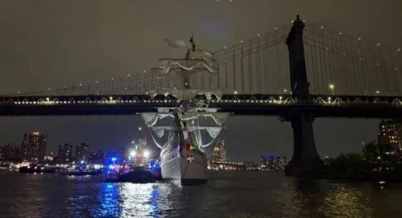 НОВА ТРАГЕДИЯ В САЩ! Военен кораб се удари в Бруклинския мост в Ню Йорк, двама души загинаха, 17 са ранени НОВА ТРАГЕДИЯ В САЩ! Военен кораб се удари в Бруклинския мост в Ню Йорк, двама души загинаха, 17 са ранени