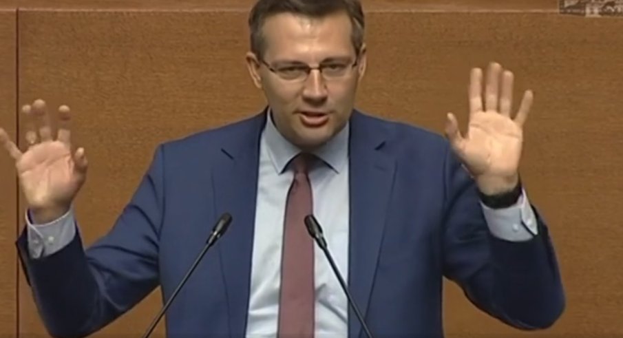 Закопаха ППДБ от трибуната: Защо правите разлика между нарушилите закона депутати от Възраждане и онези със светещите ръчички и парички (ВИДЕО) Закопаха ППДБ от трибуната: Защо правите разлика между нарушилите закона депутати от Възраждане и онези със светещите ръчички и парички (ВИДЕО)