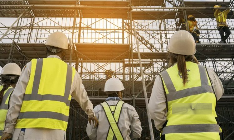 Работник е в критично състояние, паднал от скеле в Дупница
