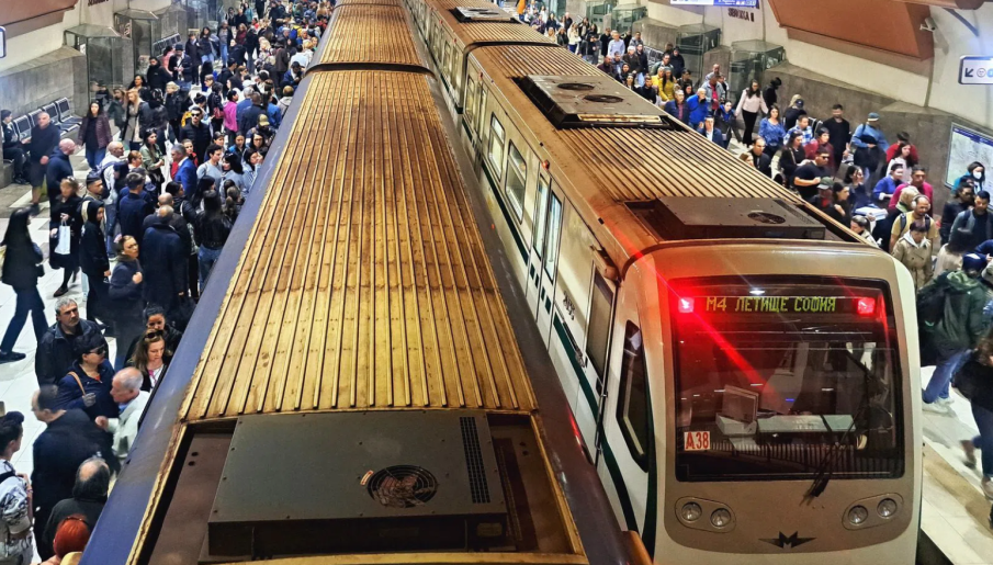 Гигантски опашки в метрото след края на Капките