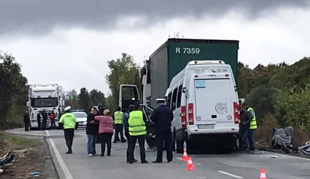 Тежка катастрофа с два микробуса и тир, един човек е загинал