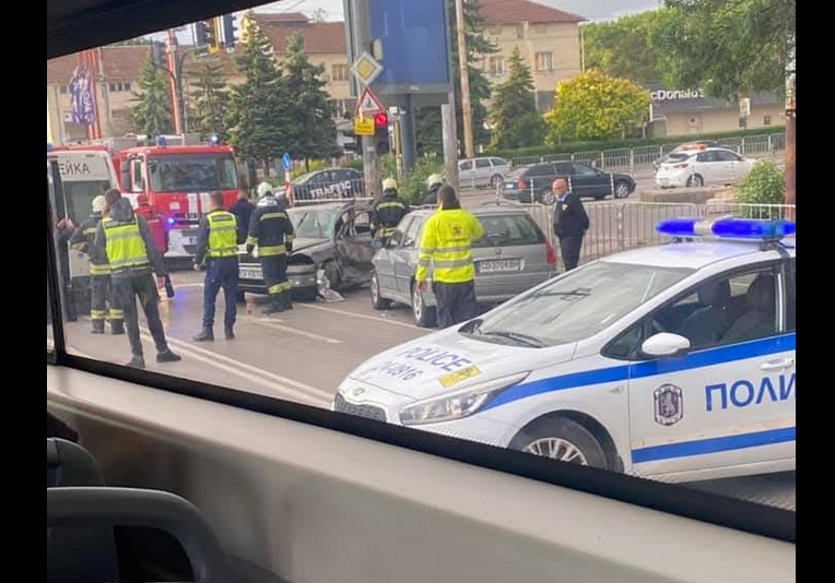 Автобус на градския транспорт помете кола в София, загинал е мъж (ВИДЕО) Автобус на градския транспорт помете кола в София, загинал е мъж (ВИДЕО)