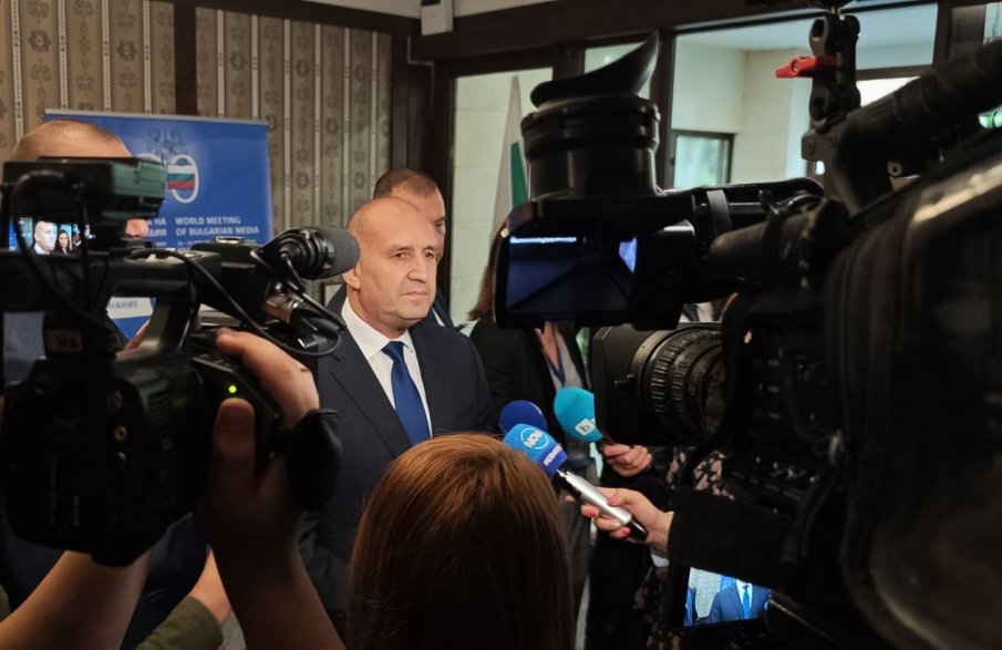 3 СЕДМИЦИ ПО-КЪСНО: Радев си изми ръцете с правителството за референдума и яхна страховете на хората за ценови апокалипсис