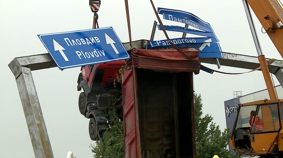 КАТО РАКЕТА: Камион се заклещи в пътно съоръжение край Пловдив (СНИМКИ)