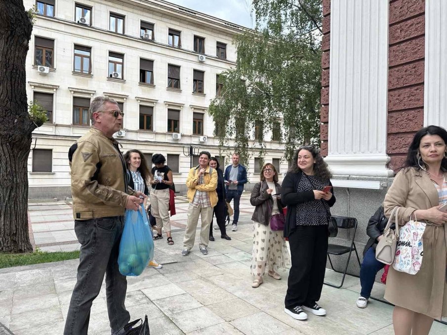 Вергов раздава ябълки пред Народния театър