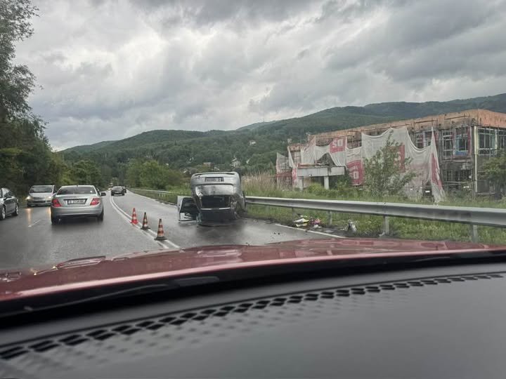 ИЗВЪНРЕДНО! Кола се преобърна по таван край Владая, хвърчат линейки