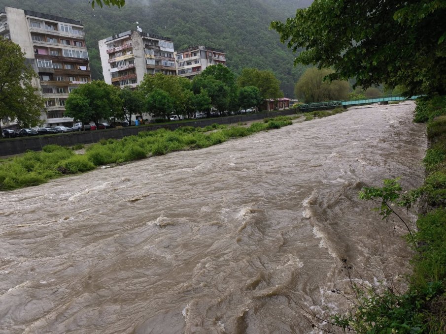 Обстановката в Тетевен се нормализира след преливането на река Вит