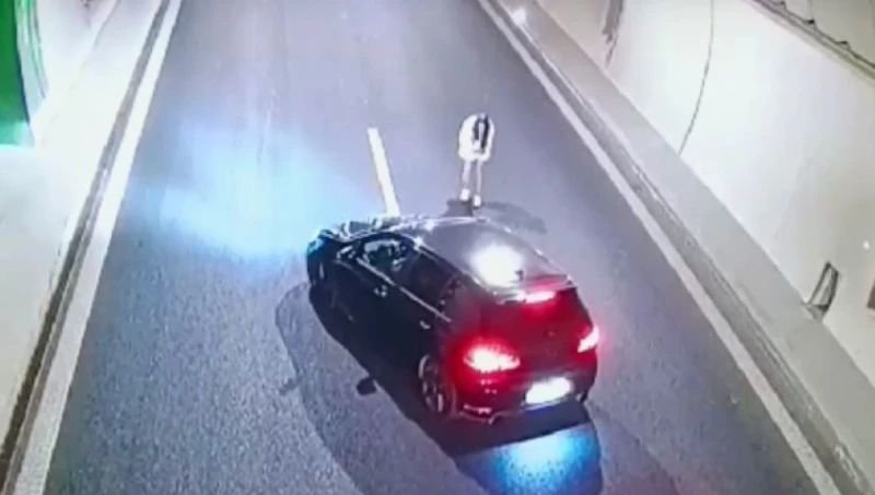 ОПАСНА СНИМКА на магистрала Струма: Шофьор спря насред тунел Железница, за да си снима колата