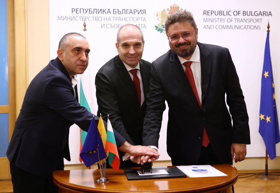 Вицепремиерът Караджов валидира пощенска марка за 20-ата световна среща на българските медии