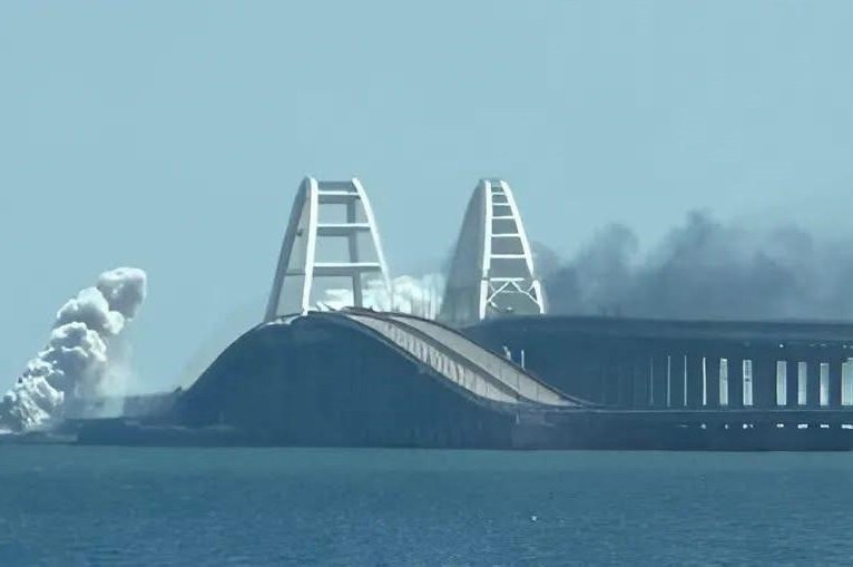 Украйна удари Кримския мост с подводни експлозиви (ВИДЕО)