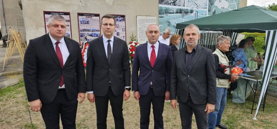 ДПС-Ново начало отдаде почит към жертвите на тоталитарния комунистически режим в Белене (СНИМКИ) ДПС-Ново начало отдаде почит към жертвите на тоталитарния комунистически режим в Белене (СНИМКИ)