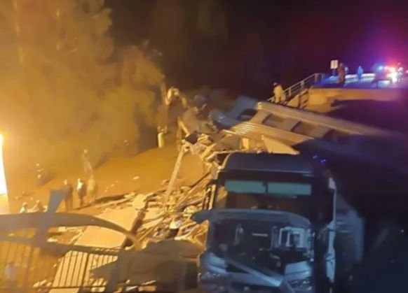 Мост се срути върху влак в Русия, има десетки жертви и ранени