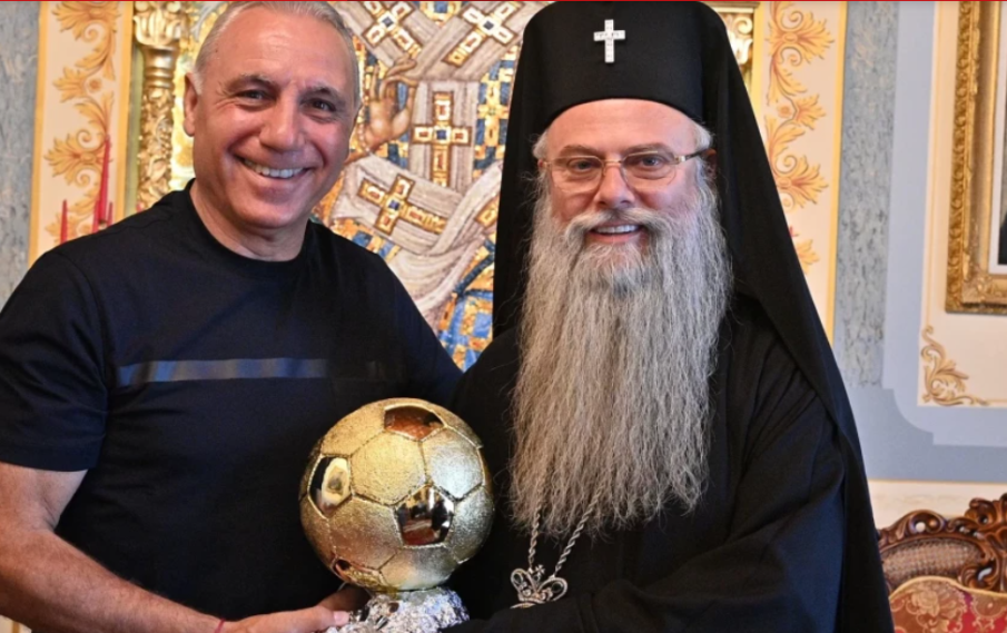 Христо Стоичков подари копие на Златната топка на митрополит Николай