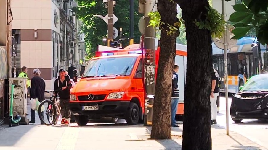 ПЪРВО В ПИК! Тежка верижна катастрофа срещу Френската гимназия в София - има ранен (ВИДЕО)