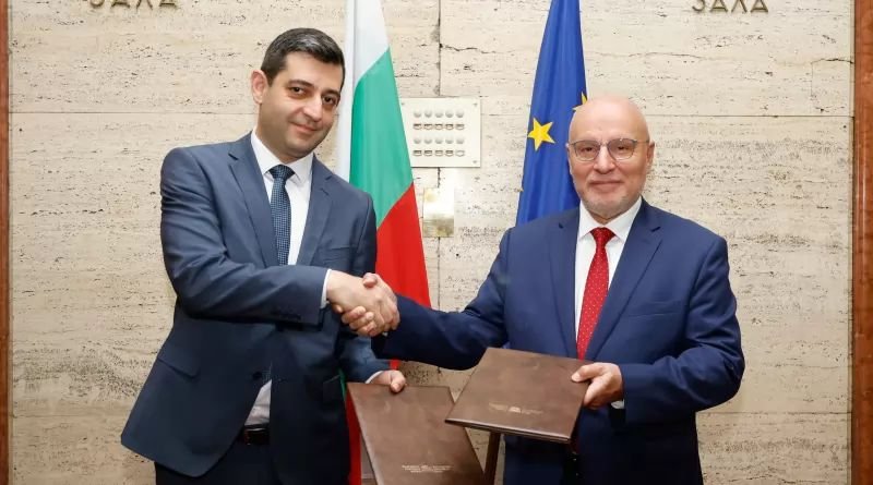 Димитър Радев: Приемането на еврото ще намали валутния риск и ще защити икономиката Димитър Радев: Приемането на еврото ще намали валутния риск и ще защити икономиката