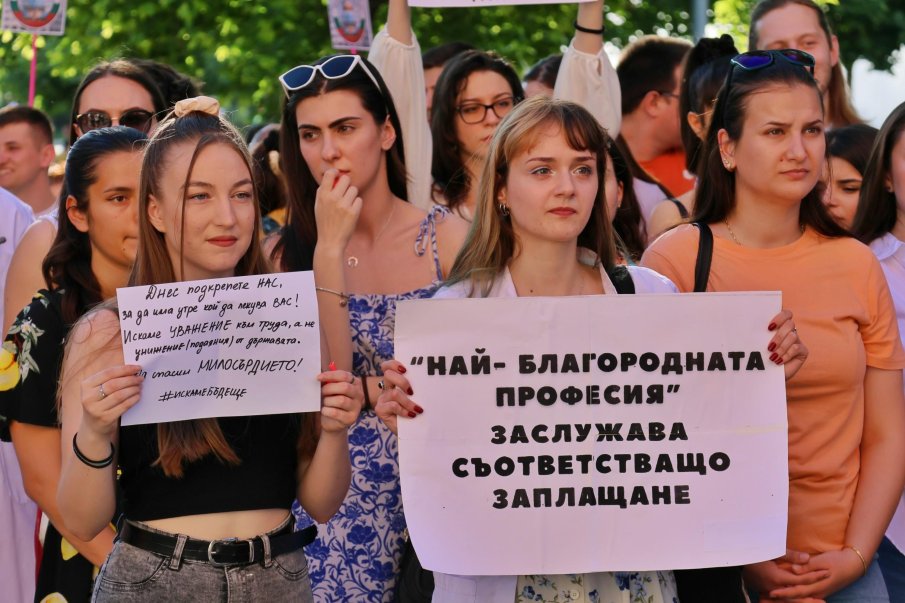 Младите лекари пак излизат на протест