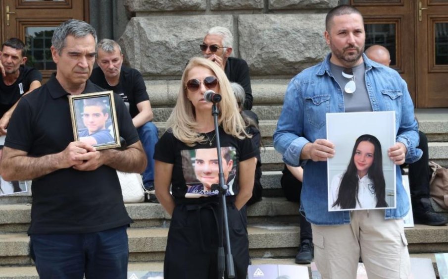 Родители организираха бдение за загиналите си на пътя деца