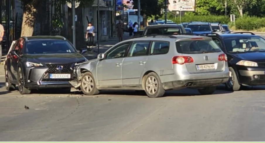Две коли се помляха на оживен булевард в Пловдив