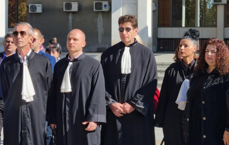 Адвокати излизат на протест пред Съдебната палата в Пловдив