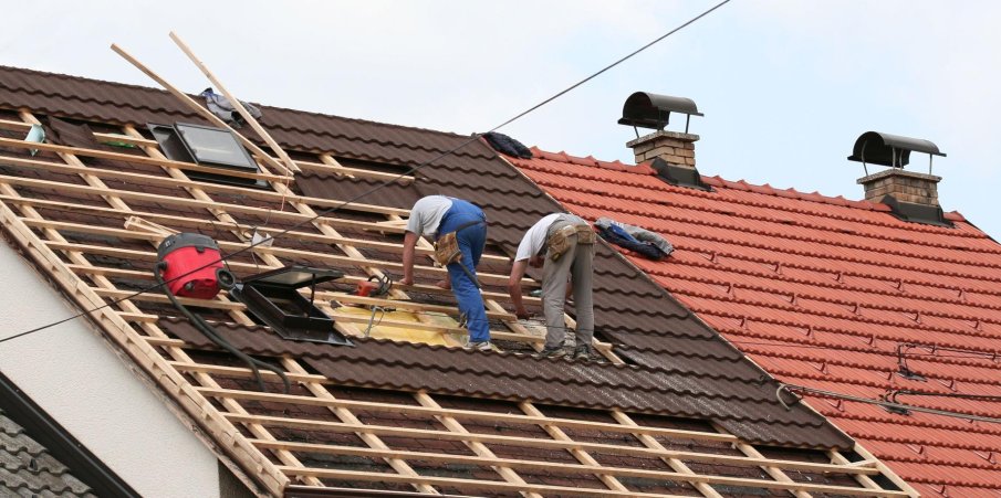 Мъж падна от покрив на къща в Кюстендилско