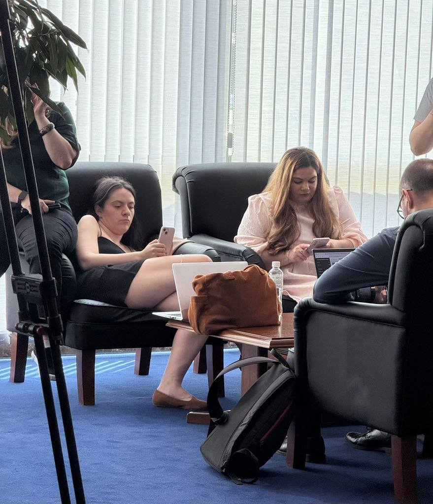 В КУЛОАРИТЕ НА НС: Мисирка на олигарха Иво Прокопиев се чекне като танцьорка в долнопробна чалготека (СНИМКИ) В КУЛОАРИТЕ НА НС: Мисирка на олигарха Иво Прокопиев се чекне като танцьорка в долнопробна чалготека (СНИМКИ)