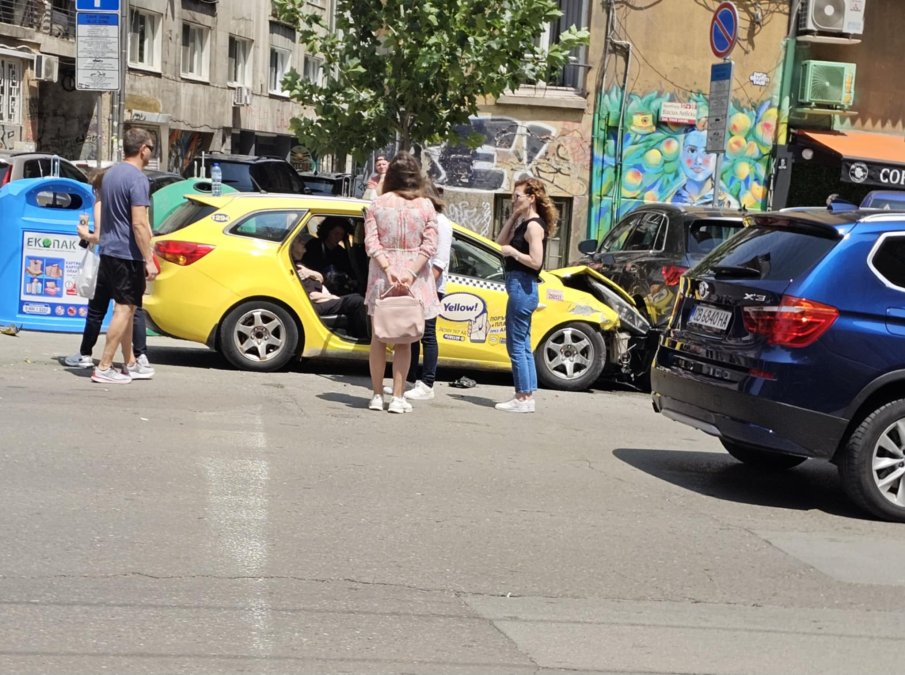 ПЪРВО В ПИК! Тежка катастрофа в центъра на София, има пострадал (СНИМКИ) ПЪРВО В ПИК! Тежка катастрофа в центъра на София, има пострадал (СНИМКИ)