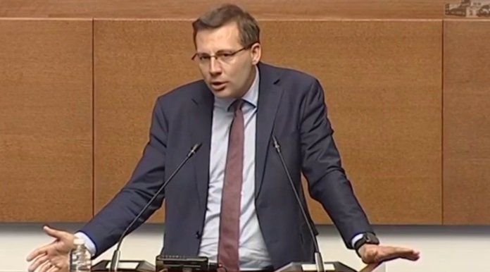 ЕКШЪН В ПИК TV! Депутати от ДПС-НОВО НАЧАЛО сравниха със земята чукчите от Възраждане и фюрерчето Костадинов (ВИДЕО) ЕКШЪН В ПИК TV! Депутати от ДПС-НОВО НАЧАЛО сравниха със земята чукчите от Възраждане и фюрерчето Костадинов (ВИДЕО)