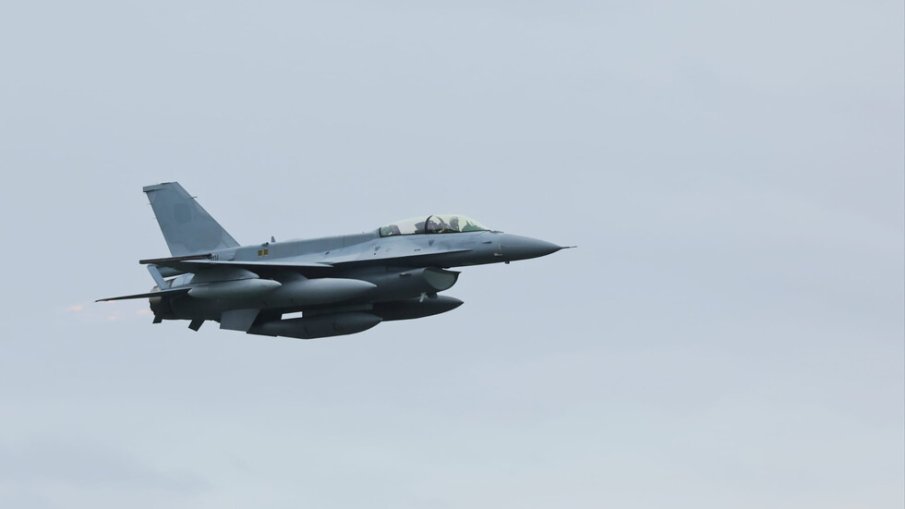 Вторият изтребител F-16 кацна в България