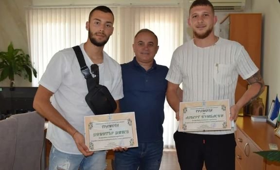 Млади момчета от Сандански намерили голяма сума пари, успели да открият собственика и му я върнали