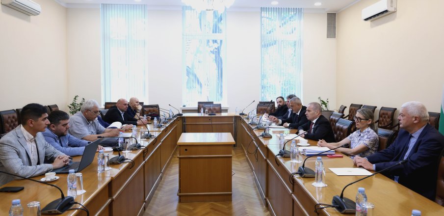 Вицепремиерът Караджов представи на профсъюзите условията за възлагане на пътнически услуги с железопътен транспорт Вицепремиерът Караджов представи на профсъюзите условията за възлагане на пътнически услуги с железопътен транспорт