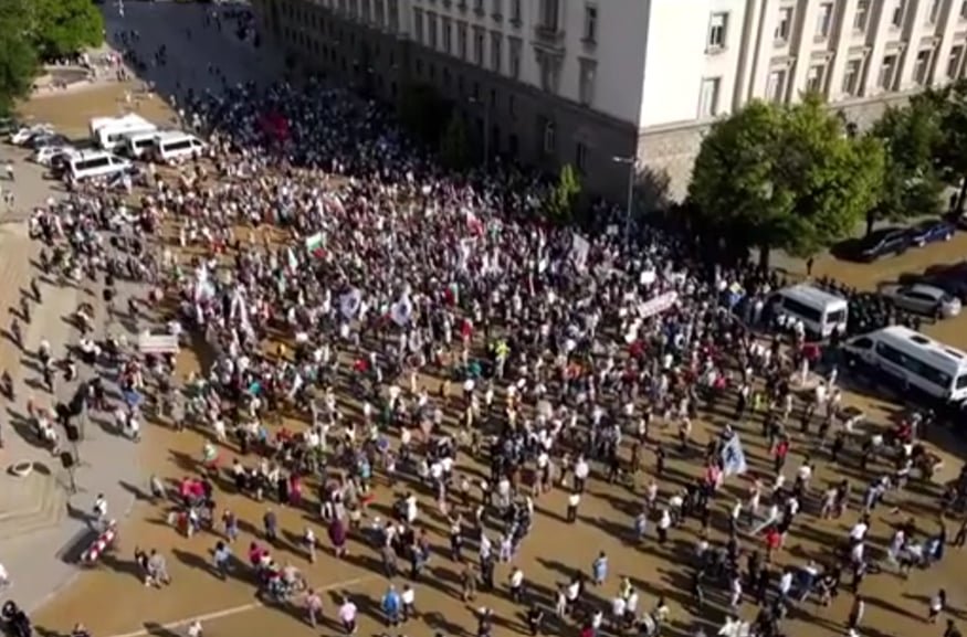 Крах за Възраждане! Малоброен протест срещу еврото пред парламента - Костадинов и компания събраха едва няколкостотин души (СНИМКИ) Крах за Възраждане! Малоброен протест срещу еврото пред парламента - Костадинов и компания събраха едва няколкостотин души (СНИМКИ)