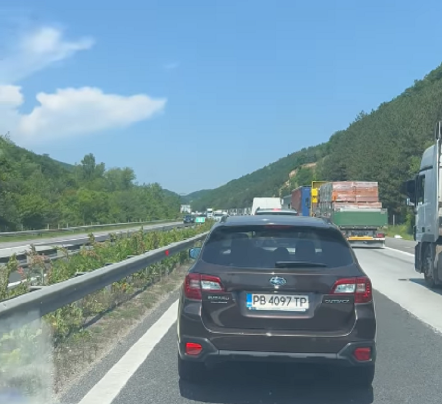 Бус и товарен автомобил се удариха на пътя София - Варна, има пострадали