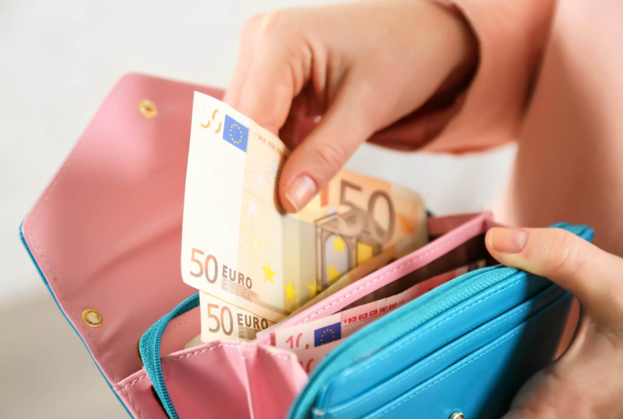Над 70% от наетите в България работят в сектори, в които заплатите са по-ниски от средната Над 70% от наетите в България работят в сектори, в които заплатите са по-ниски от средната