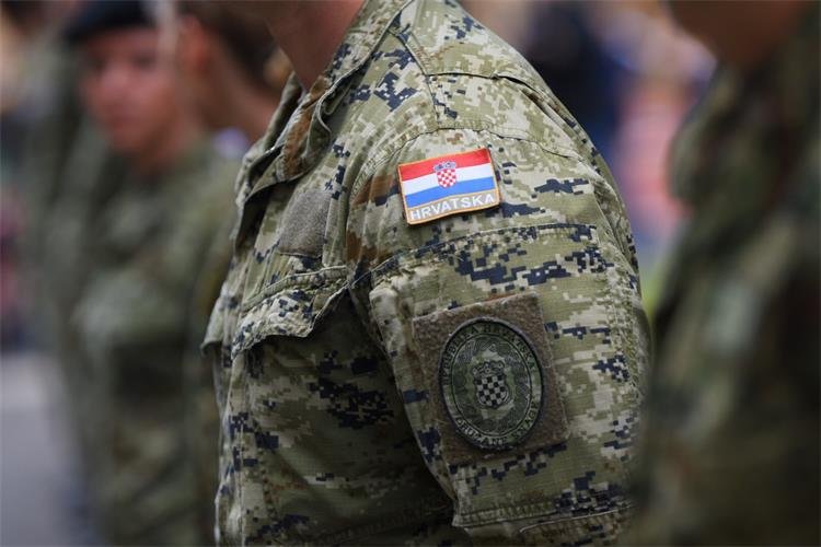 Хърватия въвежда задължително основно военно обучение