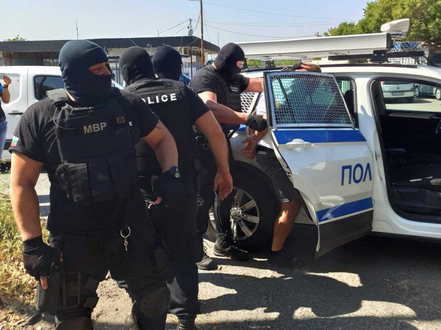 СЪС ЗАПЛАХИ И ИЗНУДВАНЕ: Майка и син поискали от мъж 500 000 евро
