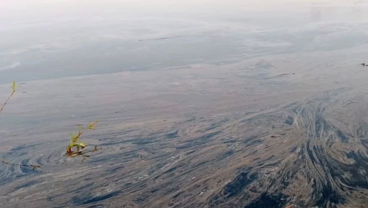 Кораб заседна в река Енисей в Сибир и разля 30 тона дизел във водата